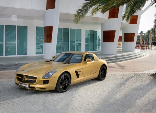 mercedes-benz-sls-amg-in-a-striking-gold-paint-finish-at-the-dubai-motor-show-540x390.jpg