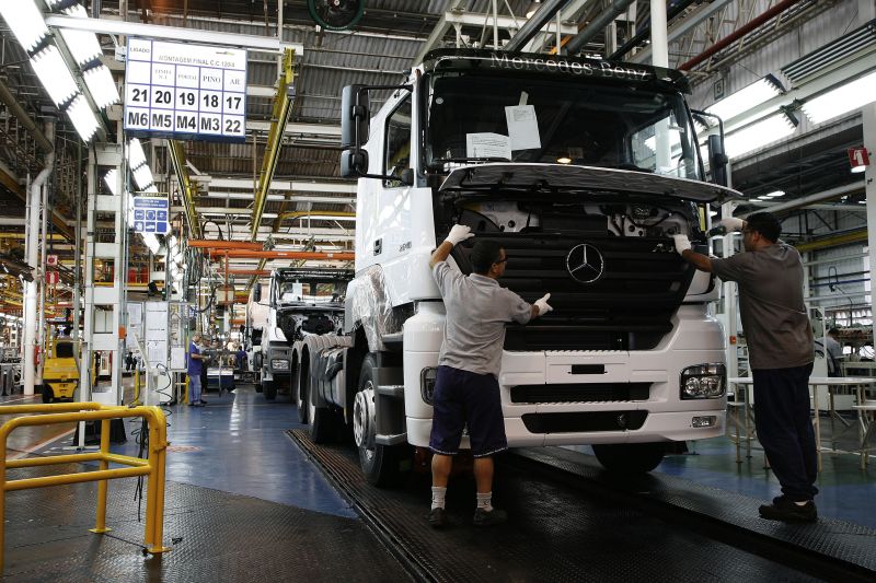 Mercedes-Benz do Brasil signed a contract today with the Brazilian bank 