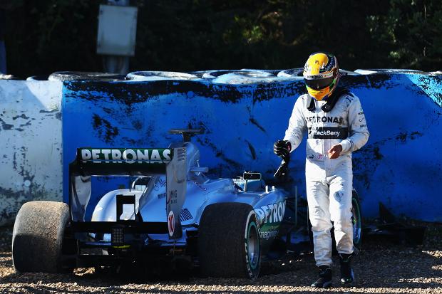 jerez 1668230a Lewis Hamilton's Car Goes Out of Control During Test Drive