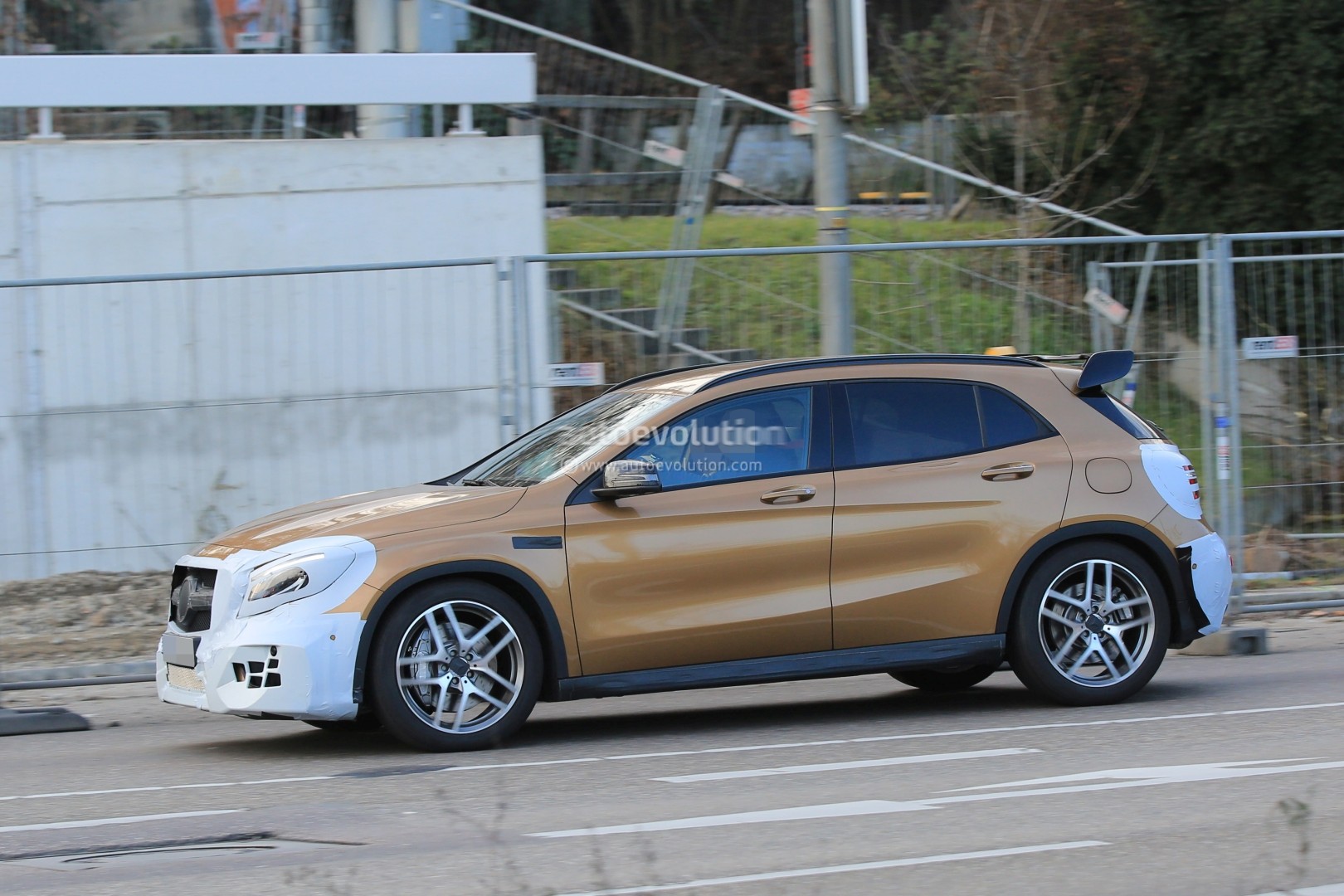 ... the spy images of the facelifted AMG GLA 45 taken by autoevolution