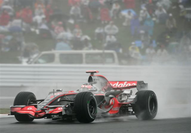 F1 Fuji: Championship Leader Lewis Hamilton Wins in the Rain