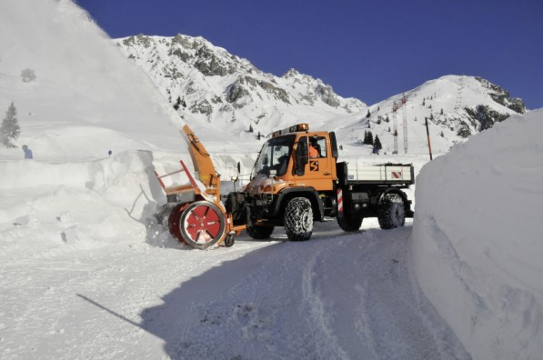 U500 Unimog Shows Versatility As A Snowplow