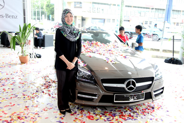 Mother Drives Home an SLK 350 with a Winning Key