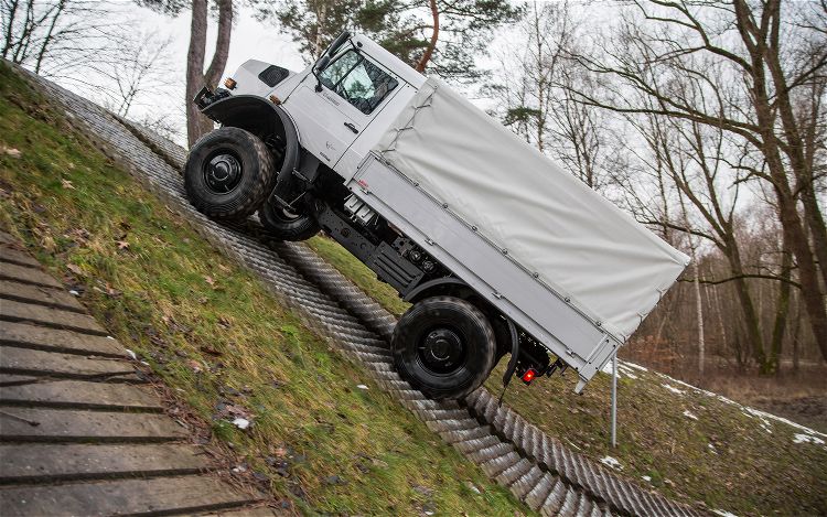 Mercedes-Benz-Unimog-U4000-side