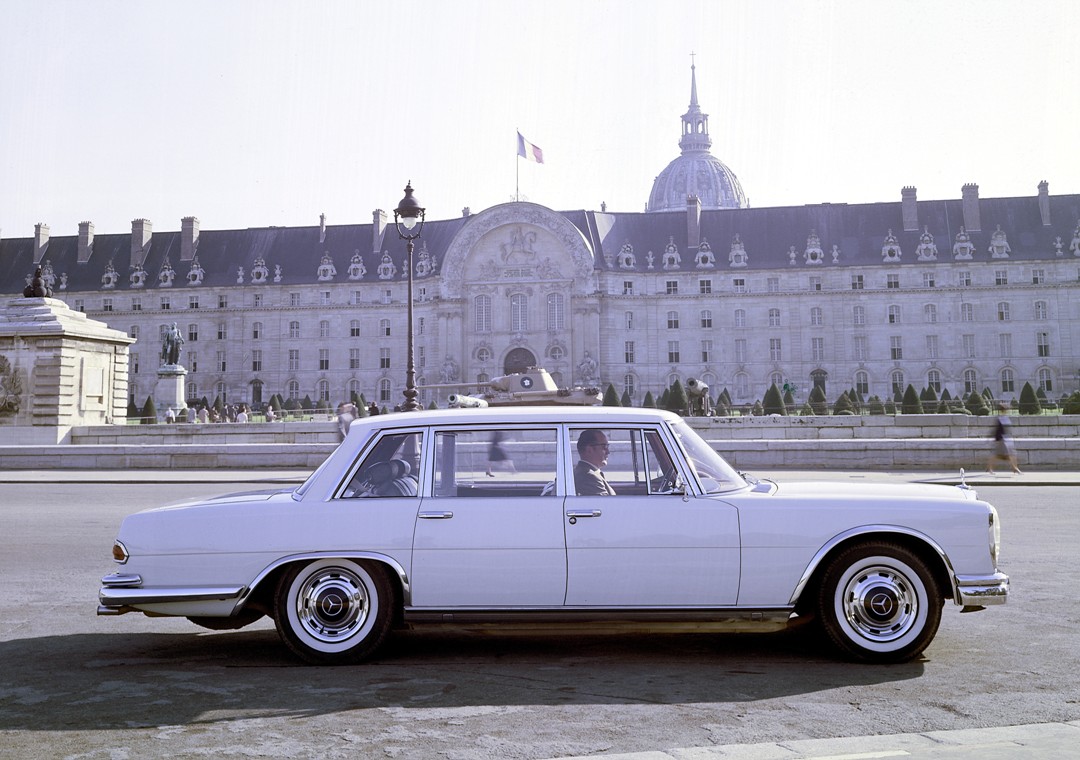 Mercedes-Benz Typ 600 (Baureihe W 100, 1964 bis 1981). Die Limousine beim Fotoshooting in Paris mit École Militaire und Invalidendom im Hintergrund.
