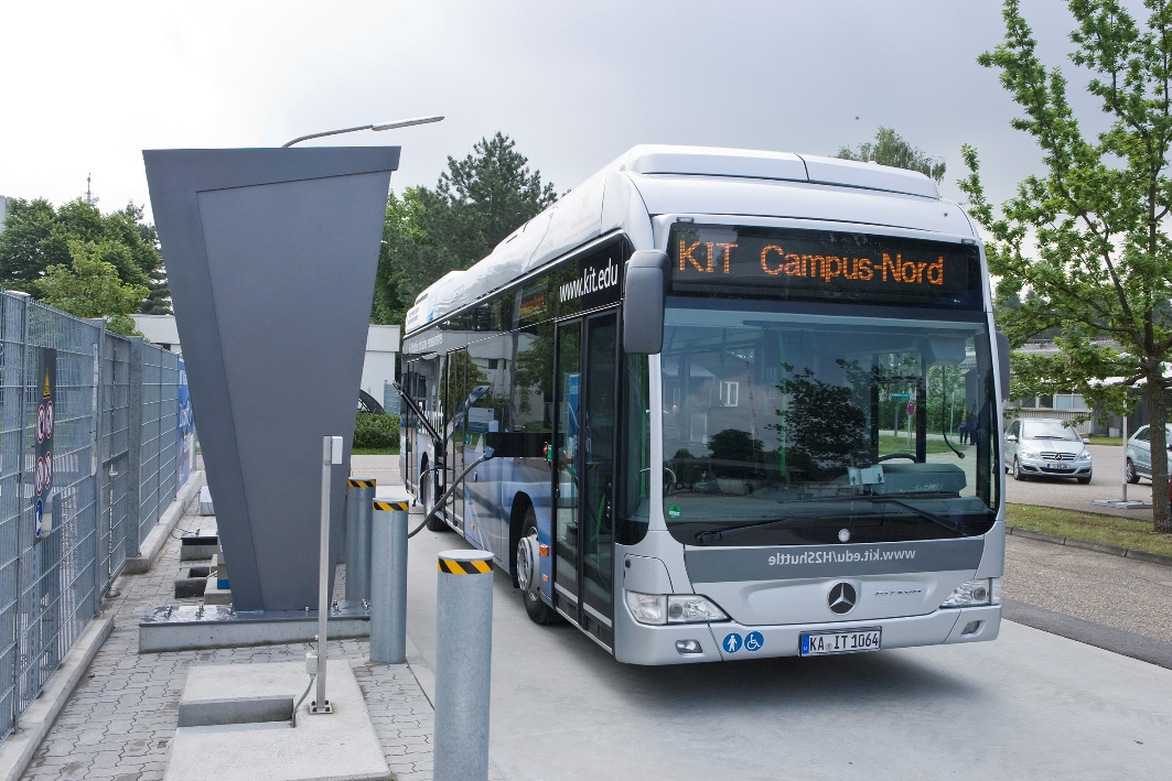 FuelCELL-Hybrid Busse von Daimler Buses bei der Einweihung der Wasserstofftankstelle des Karlsruher Instituts für Technologie (KIT).