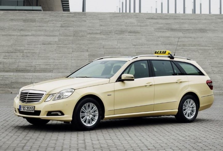 Mercedes-Benz_E_200_NGT_taxi_best_award_May2011