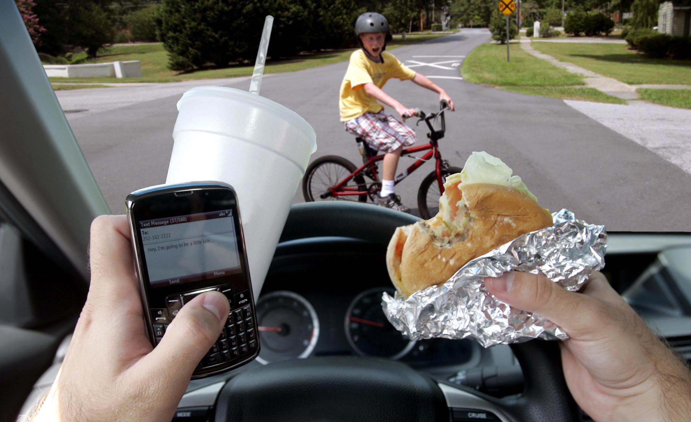 Водитель обедов. Еда за рулем. Невнимательность на дороге. Еда в машине. Авария из за телефона.