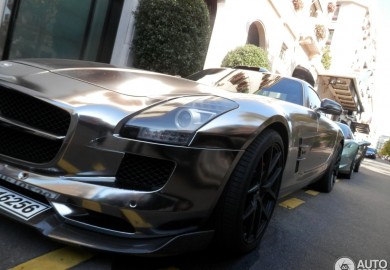 Cool-Looking Chrome Wrapped Oakley Design Mercedes-Benz SLS AMG Spotted