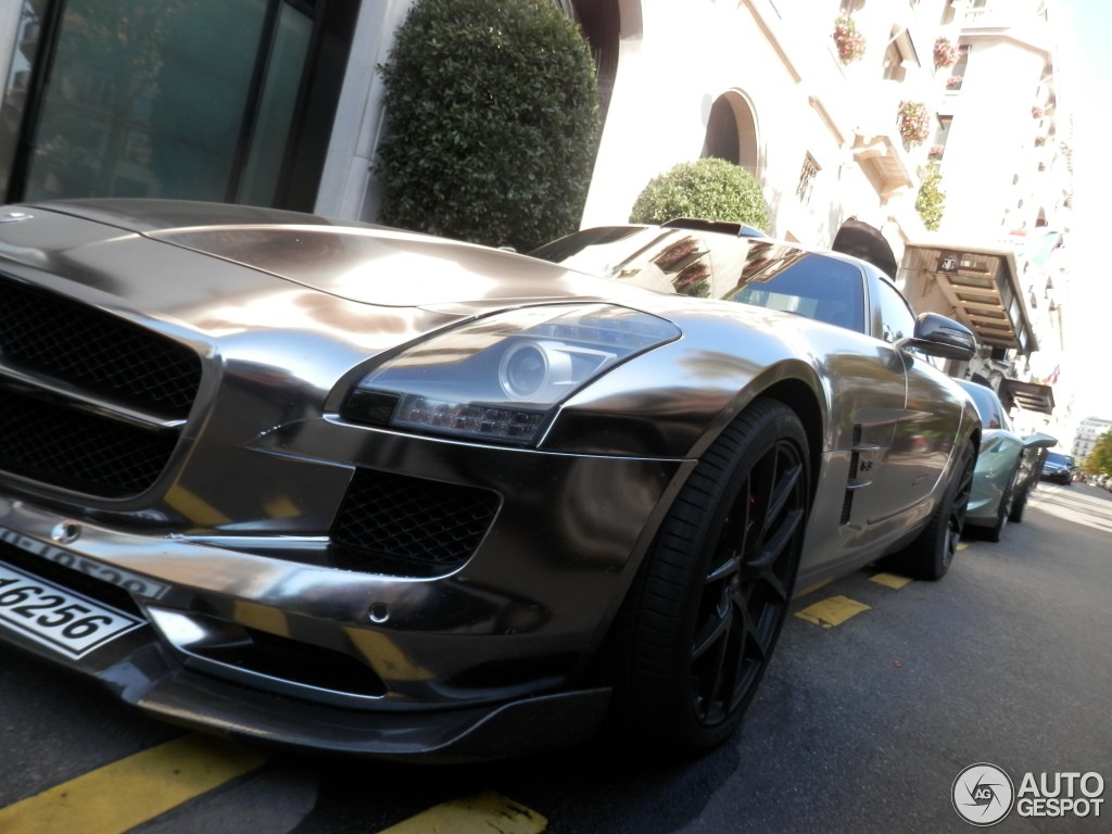 Cool-Looking Chrome Wrapped Oakley Design Mercedes-Benz SLS AMG Spotted