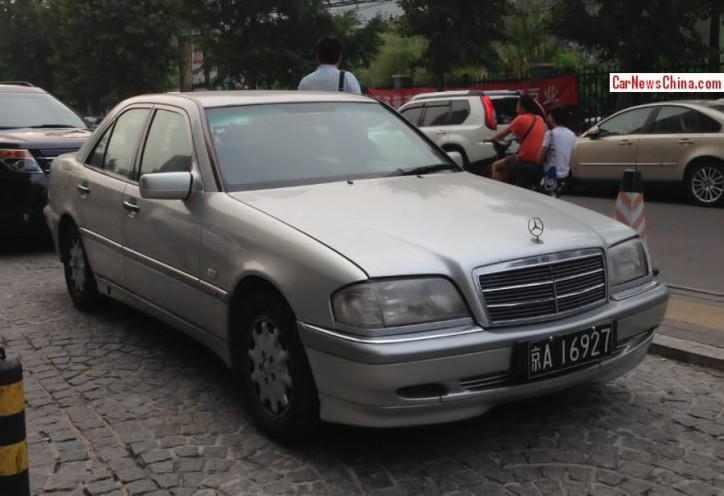 Two Well-Maintained W202 Mercedes C-Class Spotted in China