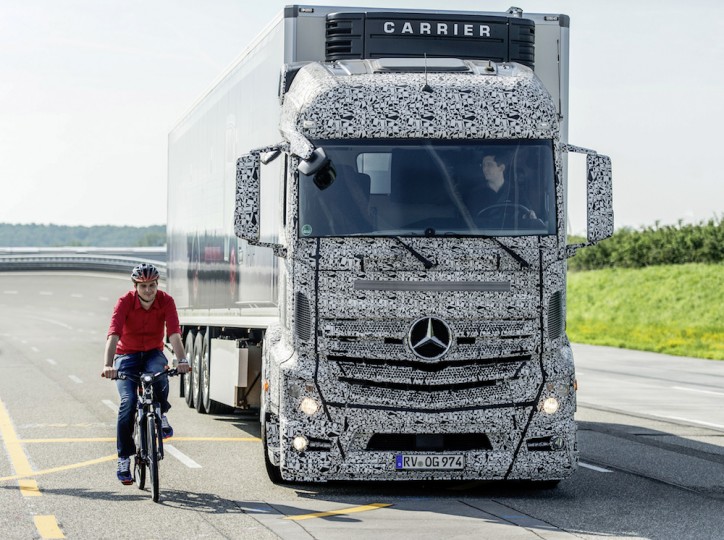 Mercedes-Benz Trucks Get the Blind Spot Assist