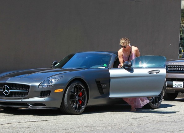 Kaley Cuoco Trades Her Range Rover For A Mercedes-Benz SLS AMG Roadster