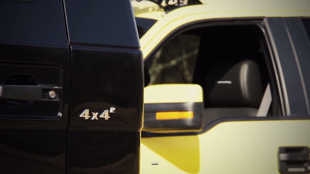 Mercedes-Benz G500 4×4 Goes Up Against Velociraptor