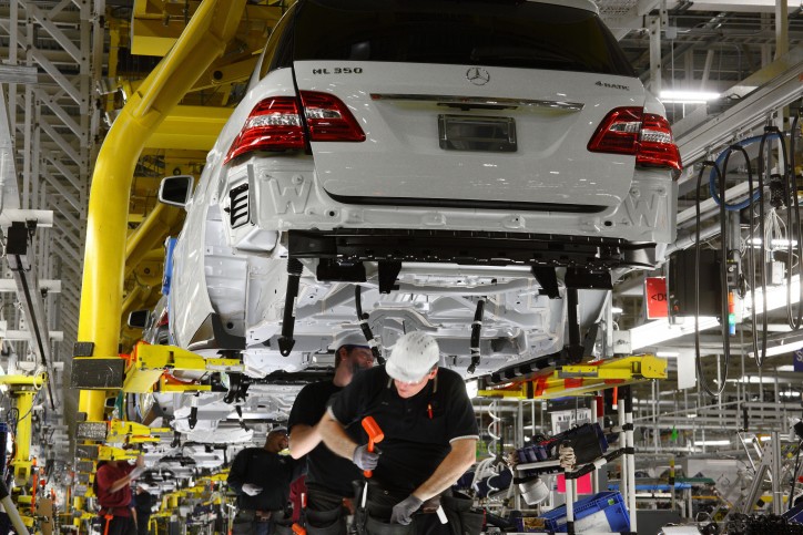 Mercedes Plants Prefer Human Hands Than Robots