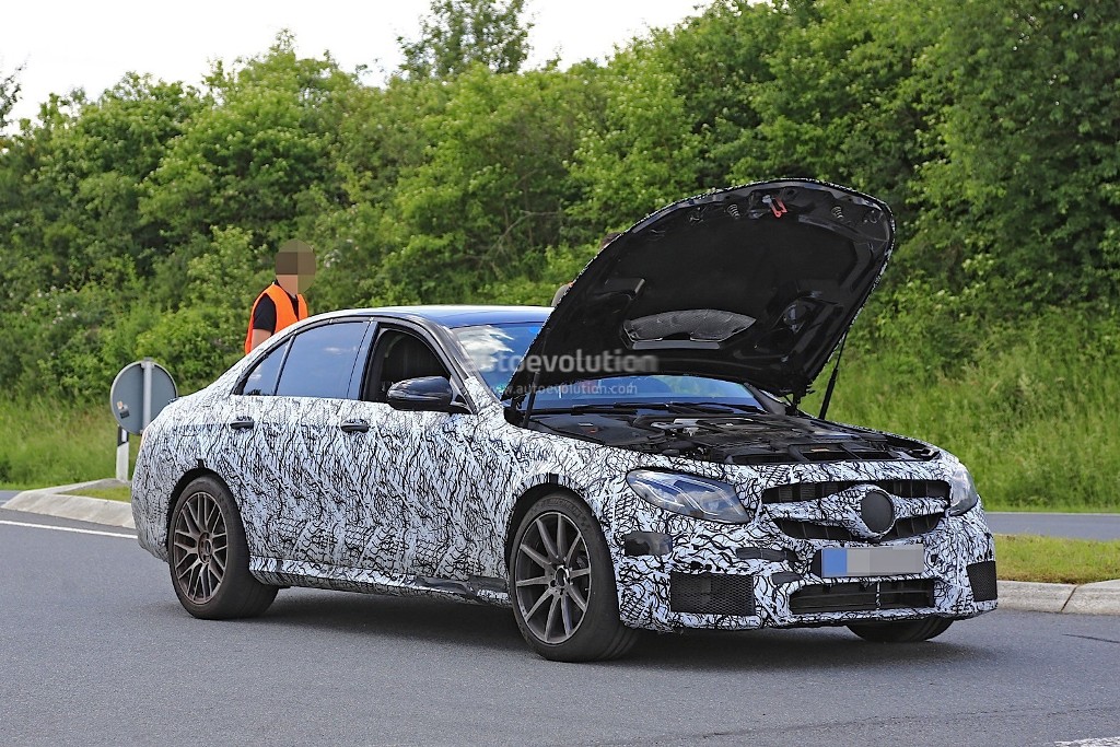 Prototype Of Upcoming 2017 Mercedes-AMG E63 Stranded On German Road