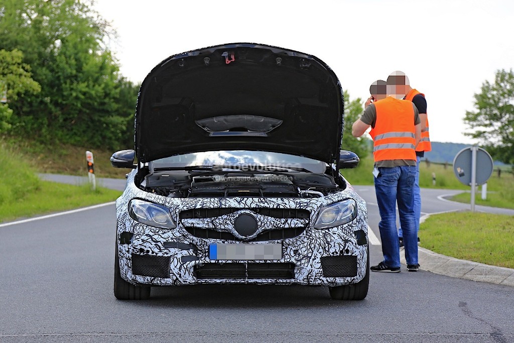 Prototype Of Upcoming 2017 Mercedes-AMG E63 Stranded On German Road