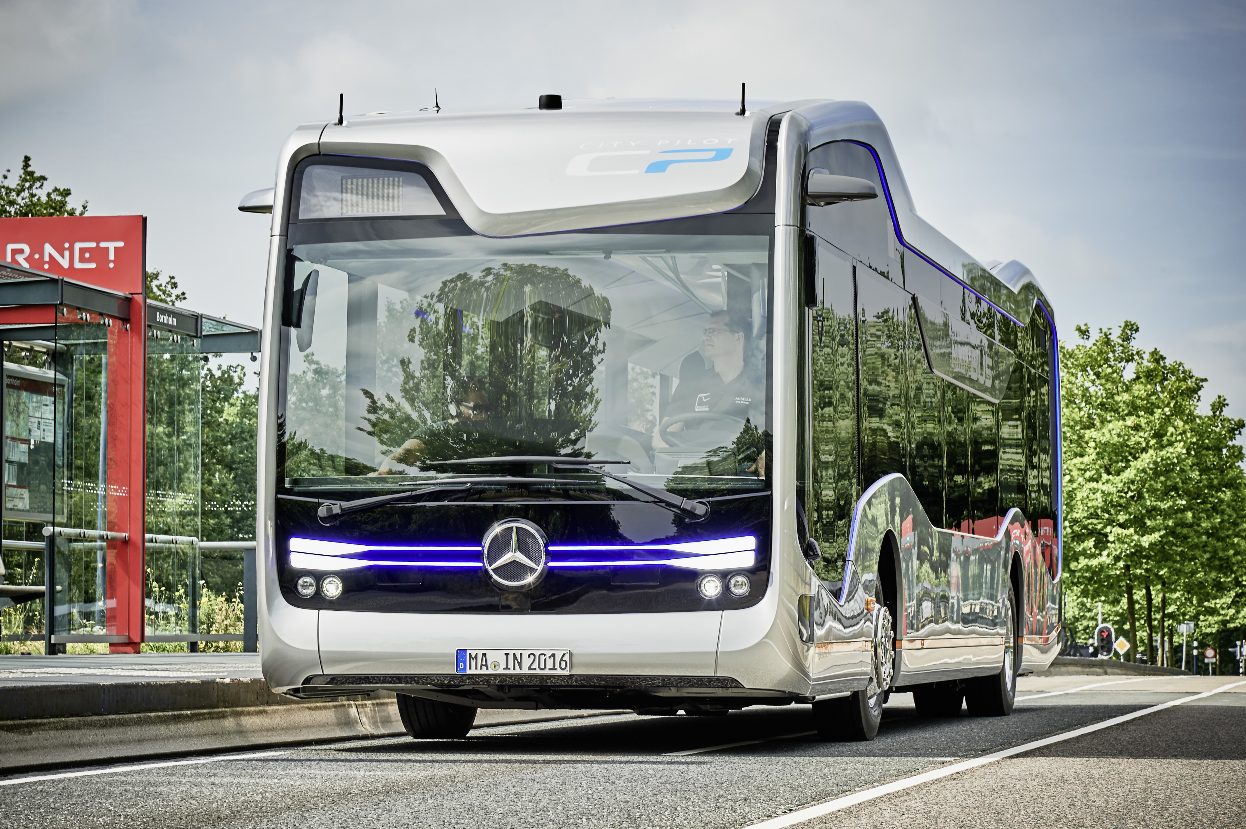 Mercedes-Benz Future Bus Makes Its World Premiere.