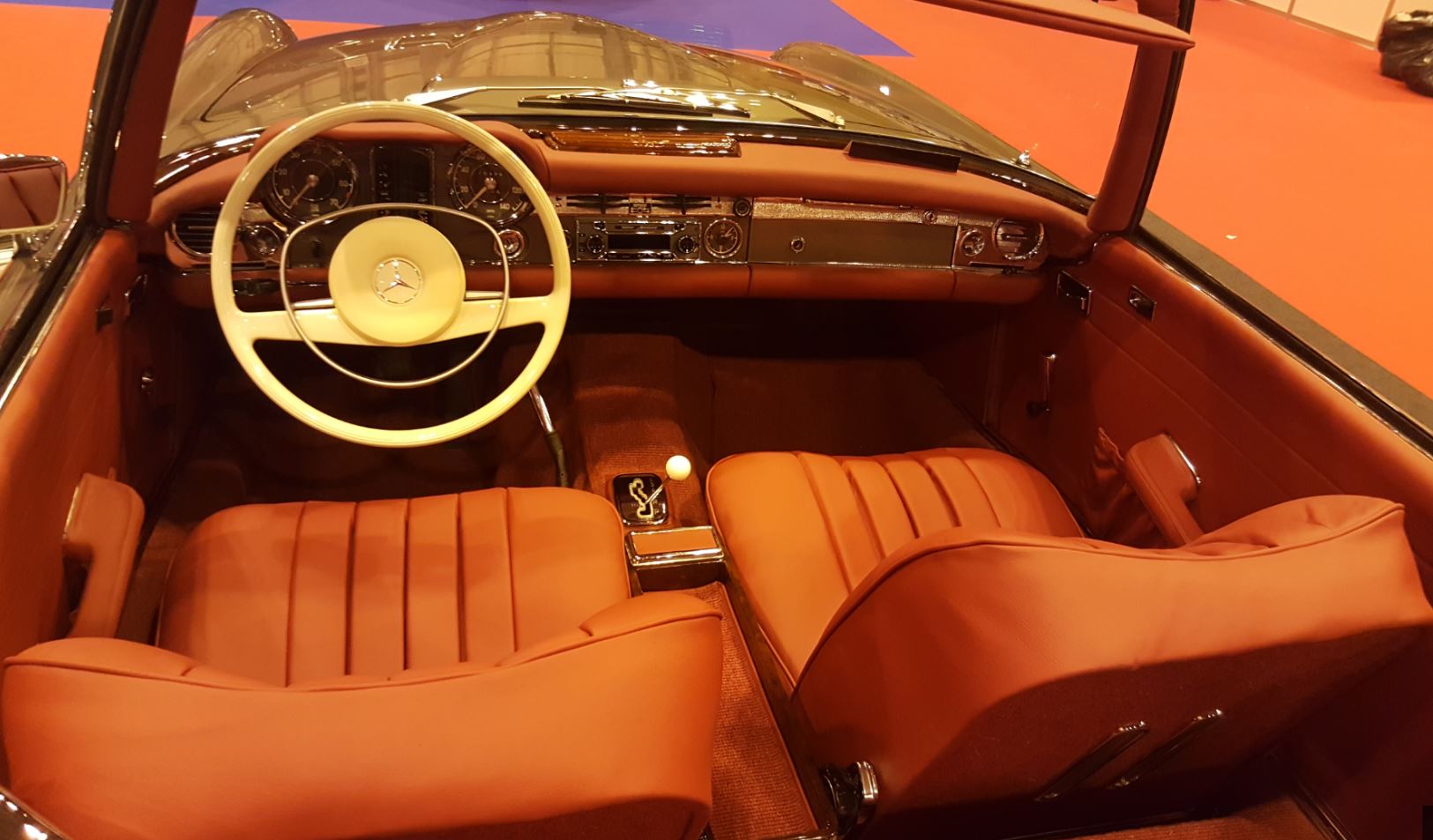 Мерседес Бенц 280 SL Pagoda Interior