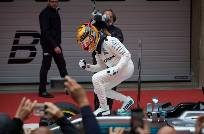Hamilton dominates Chinese GP