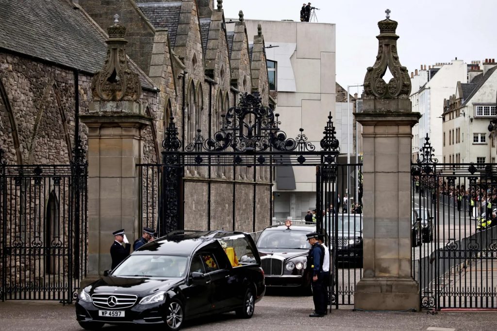 Binz Mercedes-Benz E-Class Wagon Chauffeurs Queen Elizabeth II