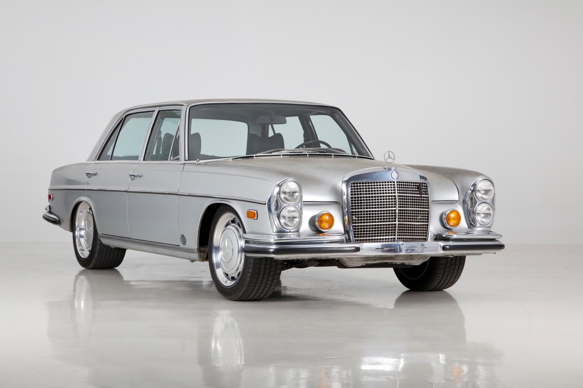 1971 Mercedes-Benz 300 SEL Gets New V8 Engine from GM